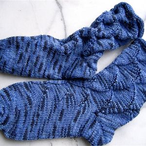 blaue Socken im Shell Muster