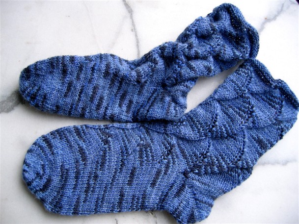 blaue Socken im Shell Muster