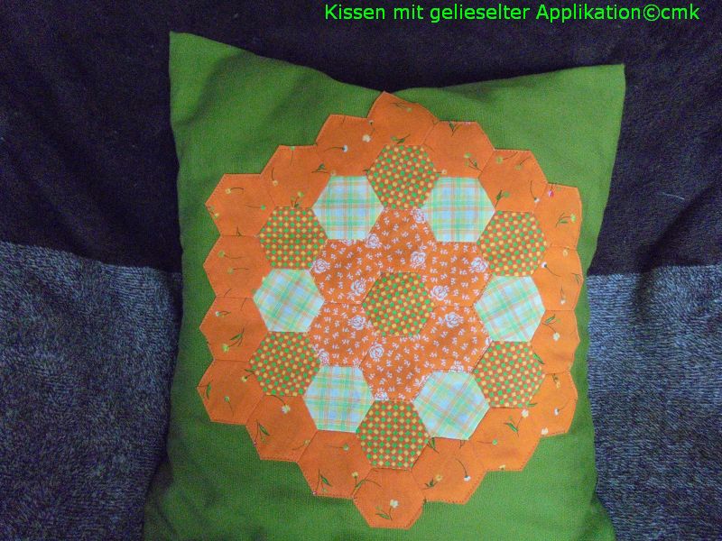 Kissen mit Hexagon-Applikation