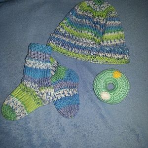 Mütze, Socken und Rassel