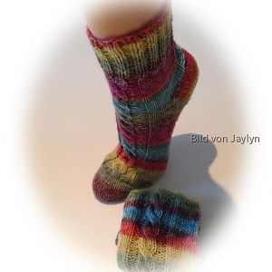 Socken mit einfachem Zopfmuster