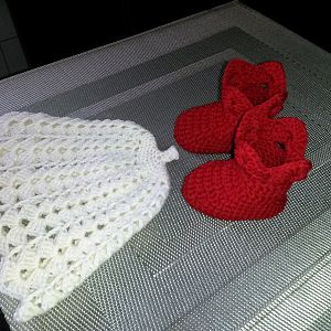 Babyschuhe und Mütze