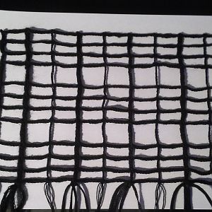 Schwarzes Netz aus normalen, verschiedenen Garnen geklöppelt