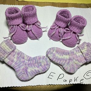 Babyschuhe und Socken für Zwillinge