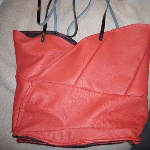 Halbkreistasche aus rotem Leder