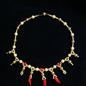 Perlen mit rotem Halbedelstein