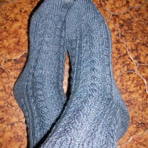 Erste Socken mit Zopfmuster