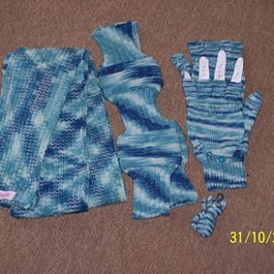 Winterset aus Stulpen, Schal und Handschuhen sowie einer kleinen Zugabe (sind eine Bestellung)