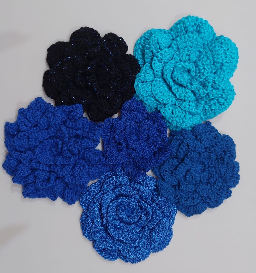 Blauen Blumen, gehäkelt