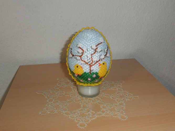 Das Ei mit einem Kätzchenbaum.