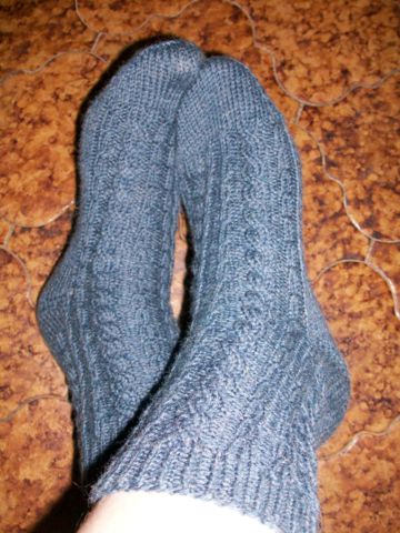 Erste Socken mit Zopfmuster