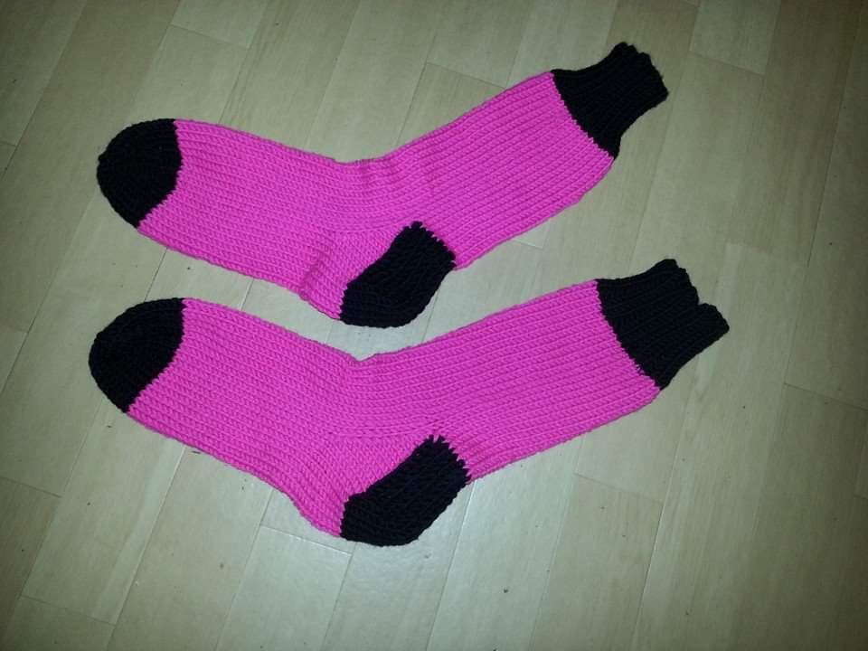 Gestrickte Socken pink-schwarz