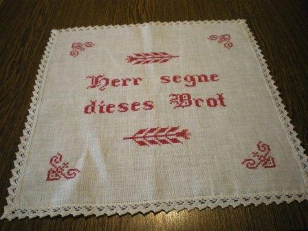 Kreuzstich Deckchen und Brotkorbdeckchen.
