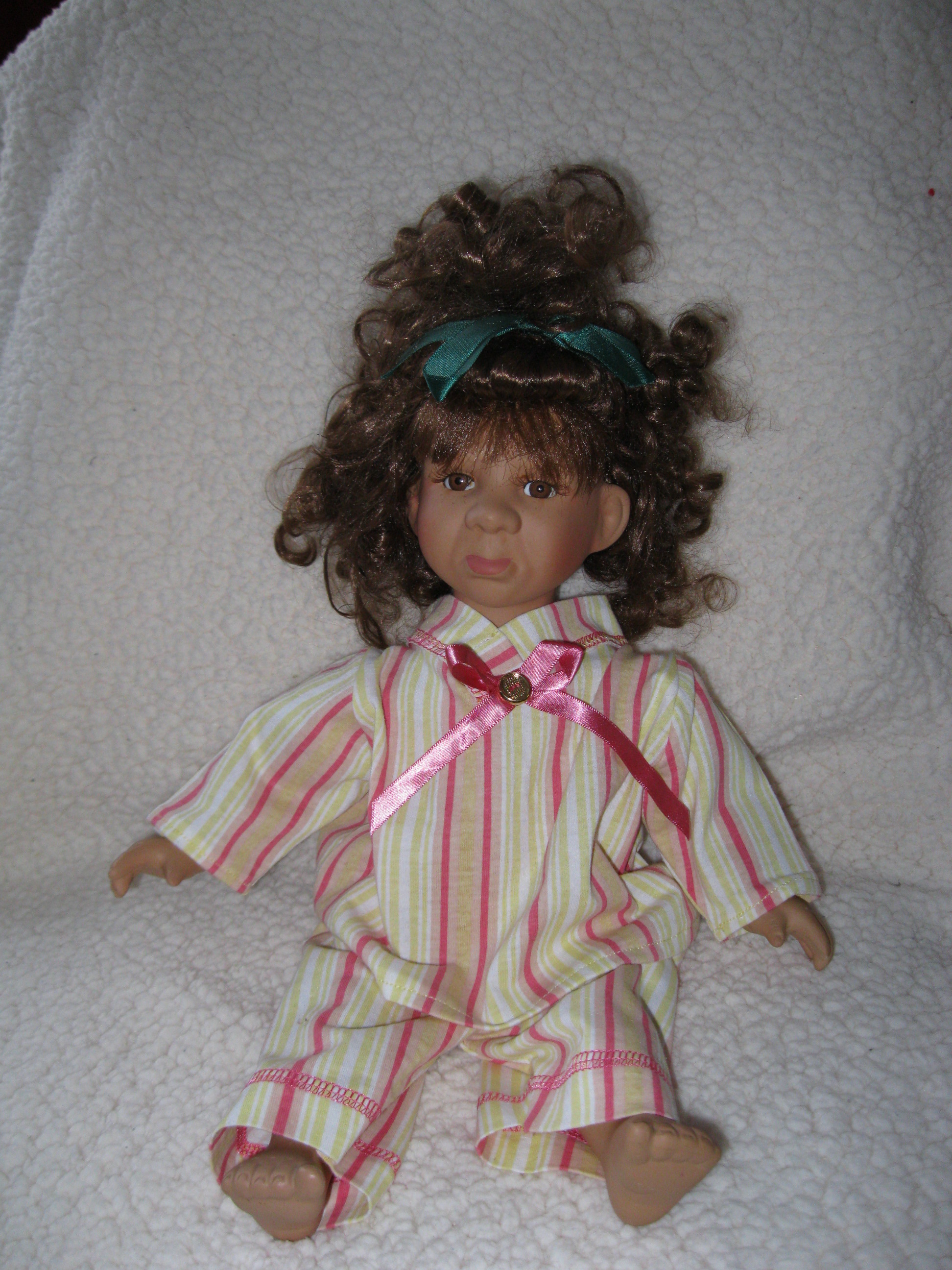 Schlafanzug für eine Puppe
