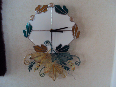 Tiffanyuhr mit Klöppelblätter