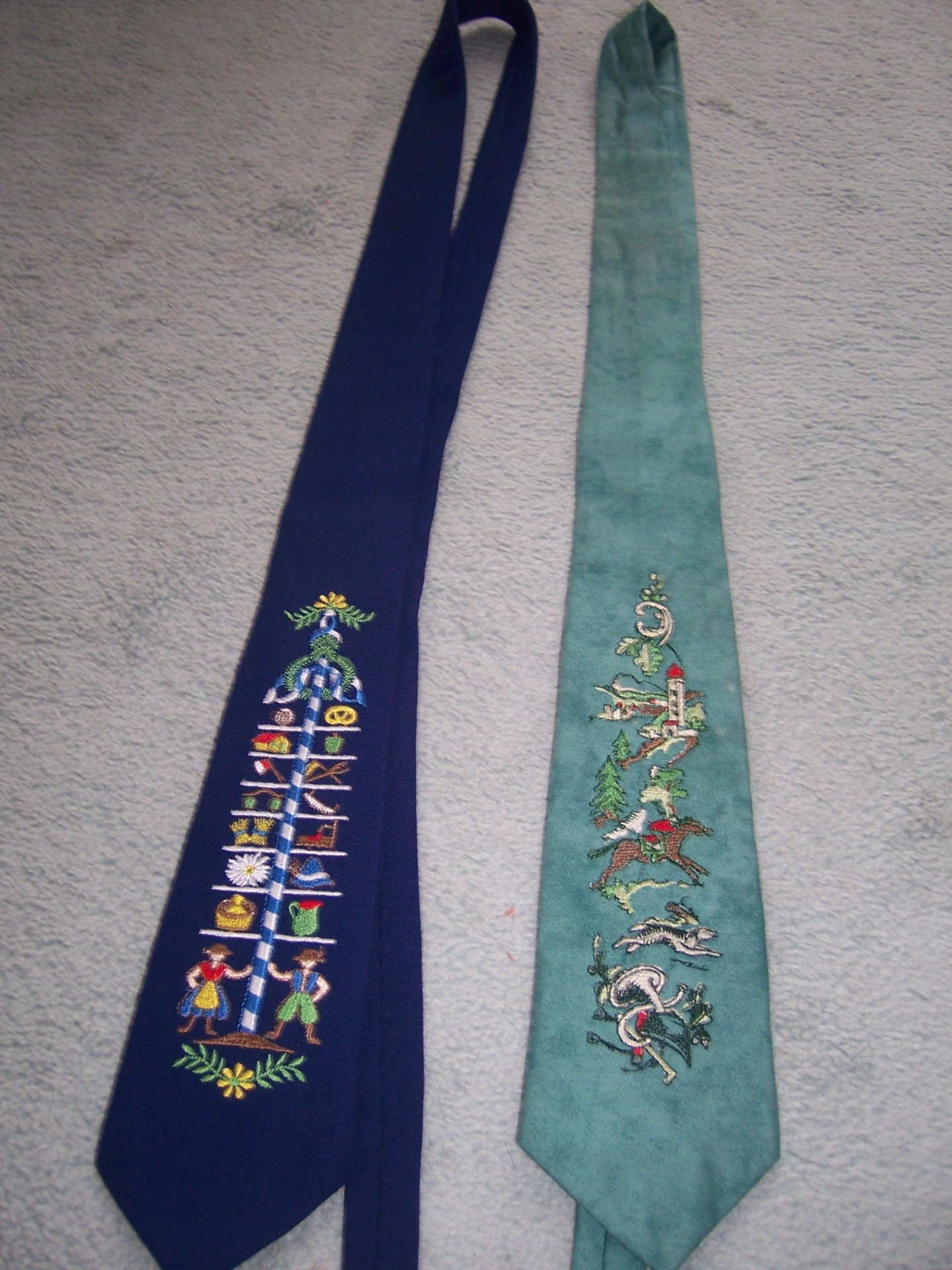 Trachten-Krawatten genäht und mit der Maschine mit Mustern von Pfaff bestickt.